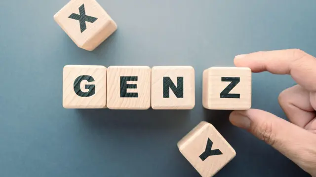 кубики з написом Gen Z, X, Y