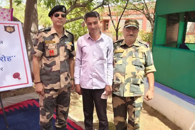 કચ્છના ચોરાડ, બેલા, ખદીર અને ખાવડા વિસ્તારમાં માનવવસ્તી છે, પણ રણ વિસ્તારમાં ખારાપાટ સિવાય કોઈ વનસ્પતિ કે પ્રાણી મળતાં નથી. કિલોમીટર દૂર ખારાપાટ સિવાય કંઈ દેખાતું નથી. ઝાંઝવાંનાં જળ દેખાતાં હોય ત્યારે દિશાનું ભાન ભૂલી જવાય છે.