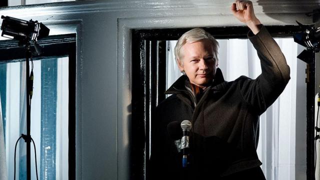 ۲۰ دسامبر ۲۰۱۲، جولیان آسانژ، بنیانگذار ویکی لیکس، از پنجره سفارت اکوادور در نایتزبریج، در غرب لندن، با خبرنگاران و طرفدارانش صحبت می‌کند