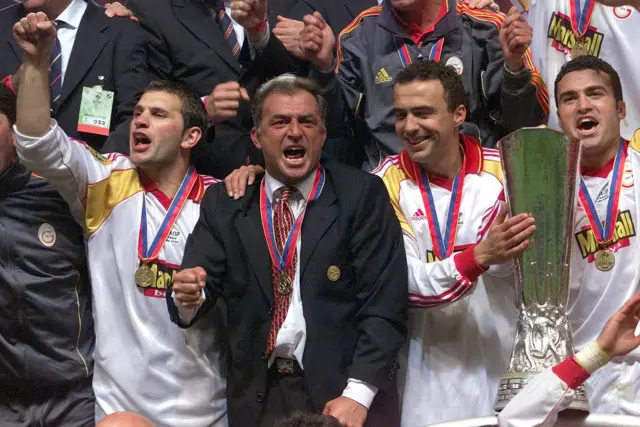 Fatih Terim, maç sonunda futbolcularla birlikte.