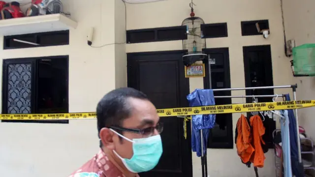 Warga melintas di depan rumah kontrakan tempat terjadinya kasus pembunuhan empat orang anak di Jagakarsa, Jakarta Selatan, Kamis (7/12/2023). 