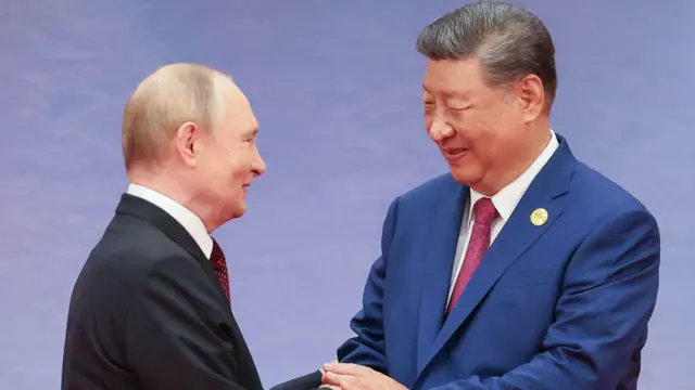 Putin ve Şi tokalaşıyor