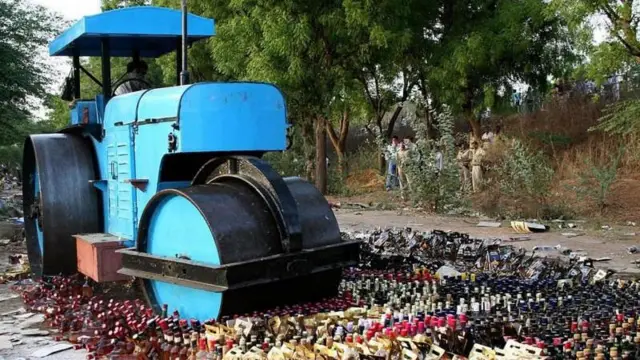 ਨਜਾਇਜ਼ ਸ਼ਰਾਬ ਨੂੰ ਨਸ਼ਟ ਕੀਤੇ ਜਾਣ ਦੀ ਤਸਵੀਰ