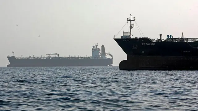 হরমুজ প্রণালিতে আটকে পড়া জাহাজে আছে হাজার হাজার নাবিক