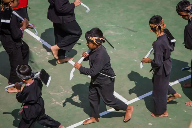 Komunitas Sunda Wiwitan menjalani upacara Ngemban Taun di Desa Cireundeu, Jawa Barat.