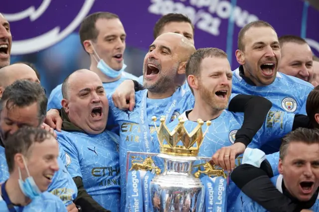 Guardioa Man city ekibiyle birlikte kupa töreninde şarkılar söylüyor. 