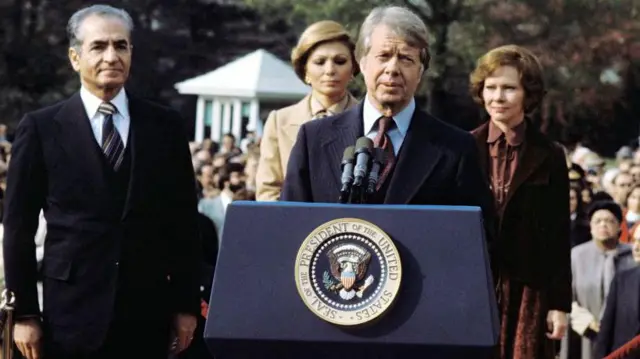 अमेरिकी राष्ट्रपति जिमी कार्टर 1977 में ईरान के शाह का व्हाइट हाउस में स्वागत करते हुए.