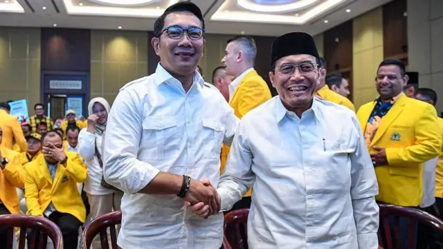 Bakal calon Cagub DKI Jakarta Ridwan Kamil (kiri) berjabat tangan dengan Bakal Calon Cawagub DKI Jakarta Suswono (kanan) menghadiri acara Deklarasi Cagub dan Cawagub DKI Jakarta di Jakarta, Senin (19/8/2024). 