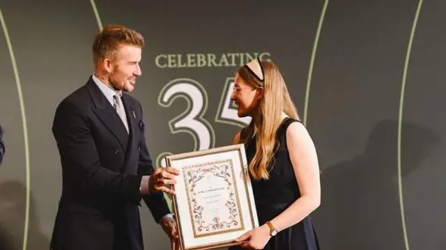 ဆာဘွဲ့ချီးမြှင့်ခံရတဲ့ အင်္ဂလန်နဲ့ မန်ချက်စတာယူနိုက်တက် အသင်းခေါင်းဆောင်ဟောင်း ဒေးဗစ်ဘက်ခမ်း