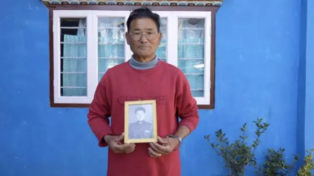 आपला तरुणपणातला फोटो दाखवताना थुतान चेवांग