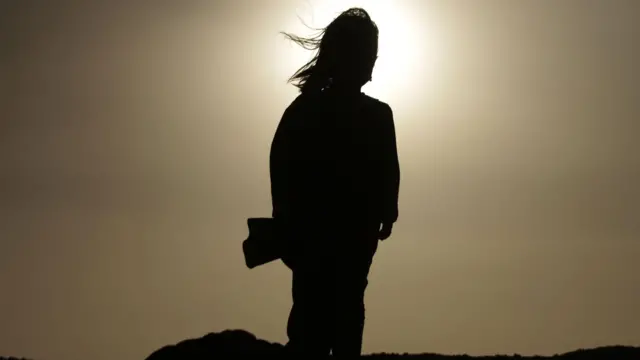 په دغه ولسوالۍ کې یو روغتیاپاله، چې نه غواړي نوم یې راپور کې یاد شې وایې "خلک له نېستې خپلې نوي زېږېدلي نجوني د پيسو په بدل کې بل کس ته "په نوم" کوي. "