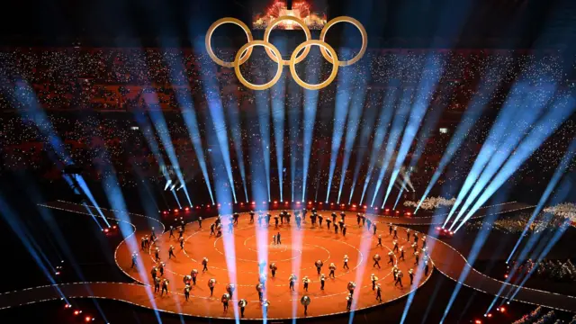 উদ্বোধনী অনুষ্ঠানে পারফর্ম করছেন অভিনয়শিল্পীরা। ছবি: ম্যাথিয়াস হ্যাংস্ট