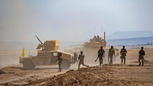 Combatentes das Forças Democráticas Sírias (FDS) durante um exercício militar conjunto com forças da coalizão liderada pelos EUA contra o grupo Estado Islâmico 