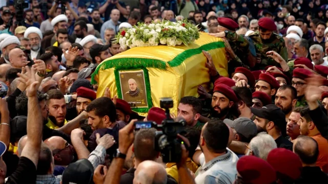 تشیع محمد نیما ناصر یکی از فرماندهان ارشد حزبالله، تابوت او روی دوش جمعیت
