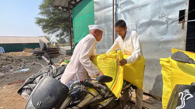 दिवसेंदिवस उत्पादन खर्चात वाढ होत असल्याचं शेतकरी सांगतात.