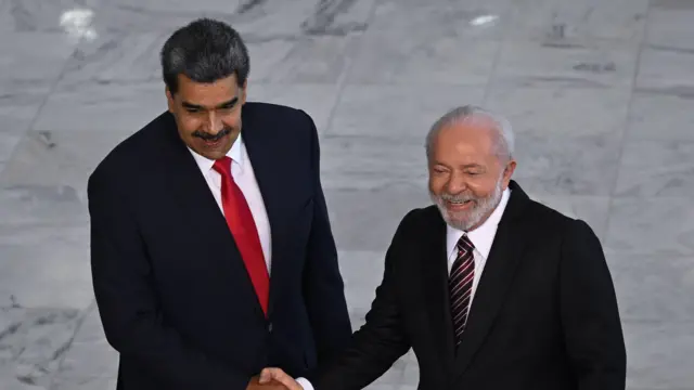 Luiz Inácio Lula da Silva junto a Nicolás Maduro. 