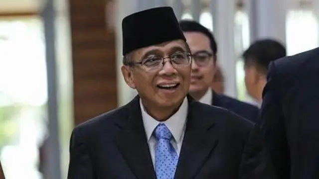Calon Dubes RI untuk Amerika Serikat Dwisuryo Indroyono Soesilo (tengah) berjalan keluar gedung usai mengikuti Uji Kelayakan dan Kepatutan (Fit and Proper Test) dengan Komisi I DPR di Kompleks Parlemen, Senayan, Jakarta, Sabtu (05/07).