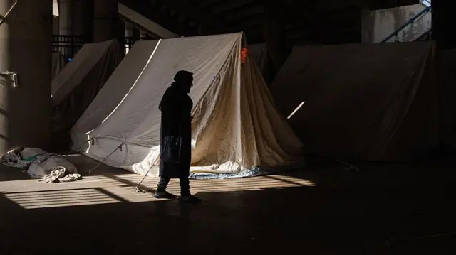 نازحة لبنانية تقف أمام خيمتها في بيروت