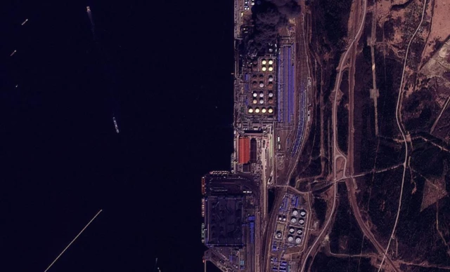 Порт Усть-Луга и дым от пожара 28 марта 2026 года