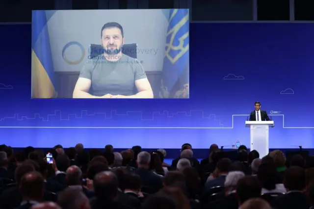 Zelensky de loin lors d'une conférence à Londres