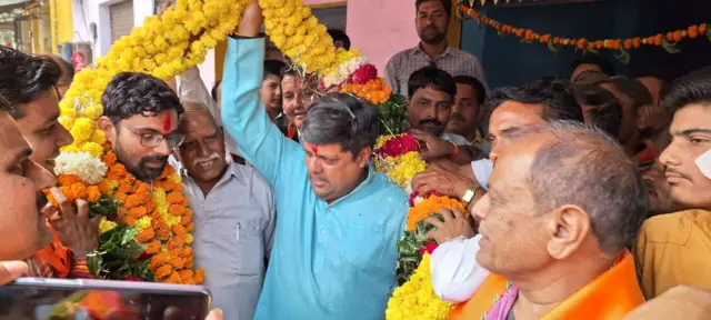 ललित मीणा के साथ दुष्यंत सिंह 