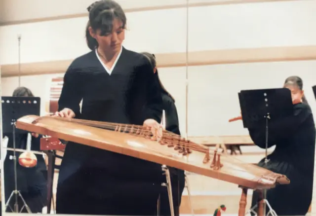 가야금을 연주하고 있는 학창시절의 박순아