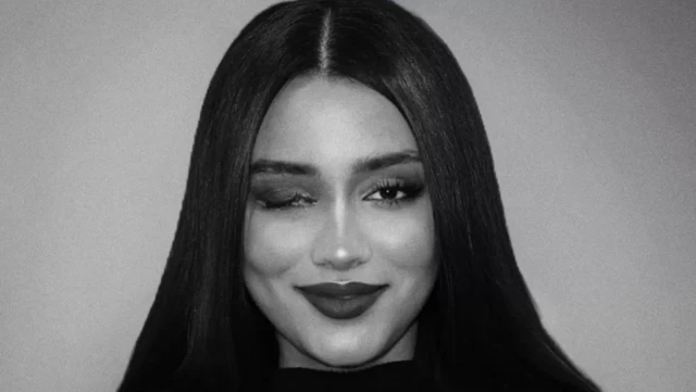 Photo en noir et blanc du visage de l'étudiante Ghazal Ranjkesh. Ses cheveux soigneusement lâchés, elle esquisse un sourire. Son oeil droit est fermé. Son oeil gauche fixe l'objectif.