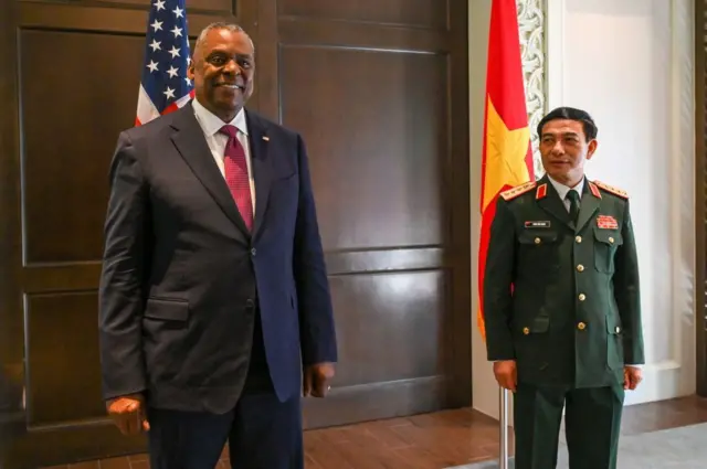 Ông Lloyd Austin và ông Phan Văn Giang