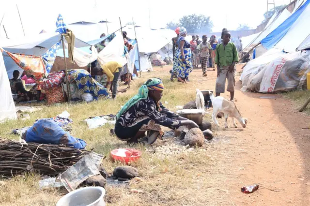 Nubwo bahawe uduhema, usanga benshi muri izi mpunzi bariko batekera hanze aho bashikiye ku kibuga c'umupira w'amaguru ca Rugombo mu ntara ya Cibitokei 