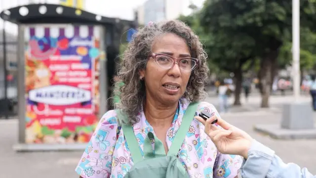 Esther Guevara olha para a câmera durante a entrevista em uma rua de Caracas.