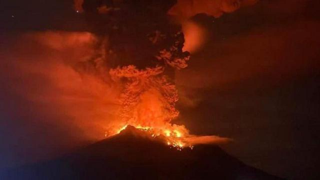 Gunung Ruang mengeluarkan abu vulkanik saat terjadi erupsi di Kabupaten Sitaro, Sulawesi Utara, Rabu (17/4/2024).