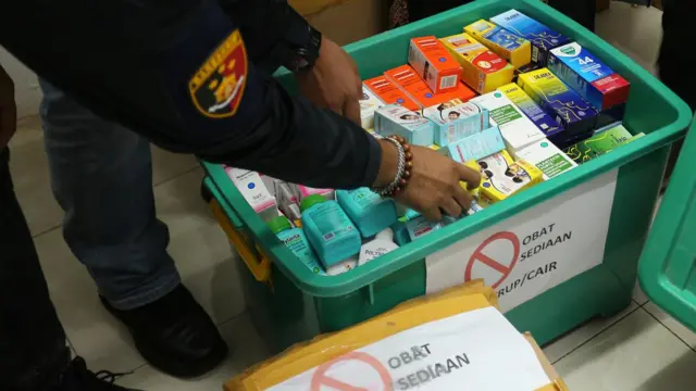 Petugas gabungan dari Dinas Kesehatan, Dinas Perindustrian dan Perdagangan Aceh Barat serta personel kepolisian Polres Aceh Barat melakukan inspeksi mendadak (sidak) apotek di Meulaboh, Aceh Barat, Aceh, Sabtu (22/10/2022).