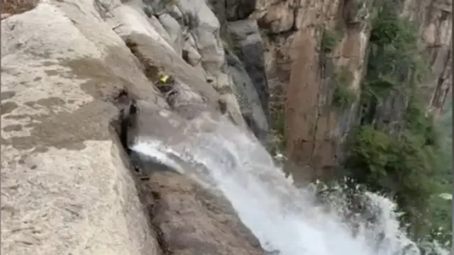 滝の水がパイプから出ているとする動画の静止画