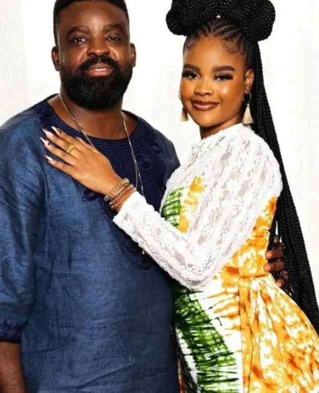 Eyiyemi Afolayan ati baba rẹ, Kunle Afolayan duro, Oyeyemi si fi ọwọ alaafia rẹ si igba aya baba rẹ