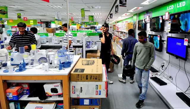 નો કોસ્ટ ઈએમઆઈ એટલે શું ? નો કોસ્ટ ઇએમઆઈથી ખરીદી કરવી જોઈએ ? દિવાળી અને નવરાત્રિ પર ખરીદીની ધૂમ, ઈકોમર્સ વેબસાઇટ્સ તથા કંપનીઓ નો કોસ્ટ ઈએમઆઈ કેમ આપે ? બીબીસી ગુજરાતી સમાચાર સાથે સમજો