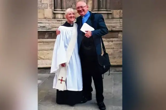 Lisa ubu ni ushinzwe amasengesho ku bitaro naho Robert ni umukuru w'urusengero muri Church of England 