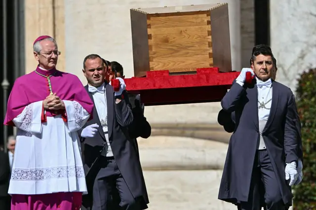Los portadores del féretro llevan el ataúd del difunto papa Francisco durante la ceremonia fúnebre en la Plaza de San Pedro.