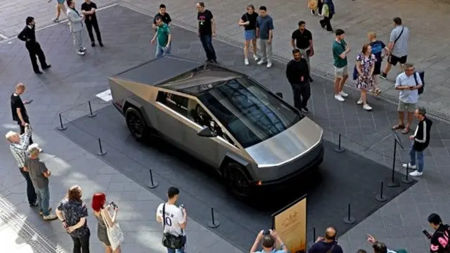 نمایش تسلا سایبرتراک در مرکز خریدی در شهر برلین توجه رهگذران را جلب کرد