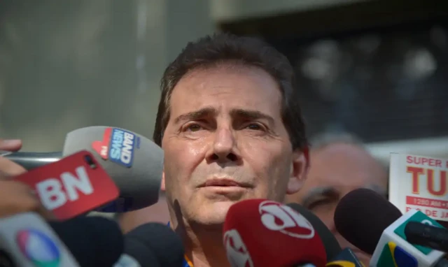 Paulinho da Força cercado de jornalistas