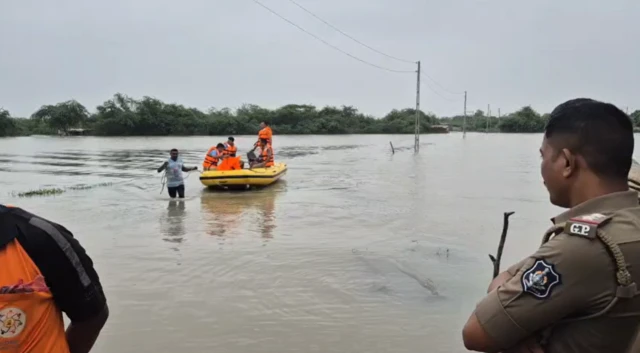 બાવળાના ધીગડા ગામમાં પાણીમાં ફસાયેલા લોકોનું કરાયું રૅસ્ક્યૂ