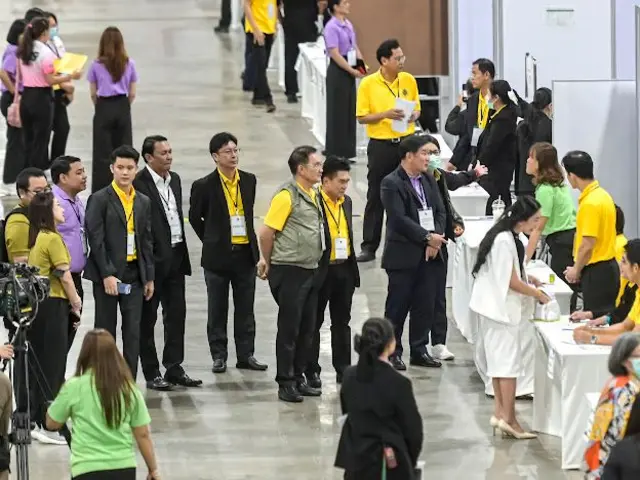 ประธาน กกต. ตรวจเยี่ยมและดูความพร้อมก่อนเปิดคูหาลงคะแนนเลือก สว. รอบสุดท้าย ที่เมืองทองธานี