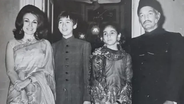 مکرم جاہ اپنی اہلیہ درِشہوار اور بچوں کے ہمراہ