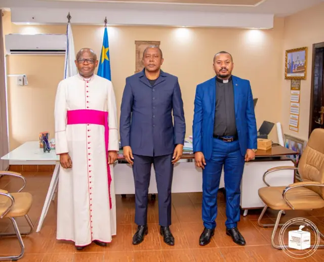 Le Président de la Commission Électorale Nationale Indépendante (CENI), Denis KADIMA KAZADI, en compagnie de Monseigneur Donatien NSHOLE, secrétaire général de la Conférence Épiscopale du Congo (CENCO) et du Révérend-Pasteur Éric NSENGA, porte-parole de l’Église du Christ au Congo (ECC).