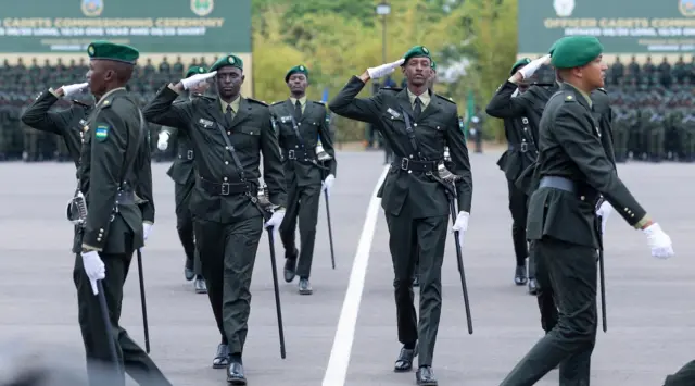 Brian Kagame (wa kabiri iburyo mu bateye isaluti), umuhungu muto wa Perezida Kagame, mu kwezi gushize yinjiye mu gisirikare ku ipeti rya sous-lieutenant