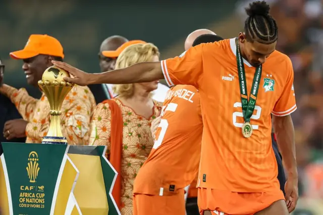 L'attaquant ivoirien Sébastien Haller, touche le trophée de la Coupe d'Afrique des Nations après la victoire de la Côte d'Ivoire en finale de la CAN 2024 contre le Nigeria, au stade olympique Alassane Ouattara d'Ebimpe, à Abidjan le 11 février 2024.