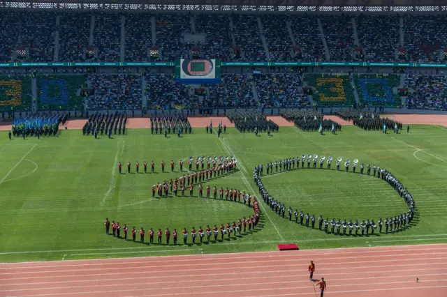 Band ya muzika y'ingabo na polisi bahagaze nk'umubare 30 mu gihe cyo gutangira akarasisi kabo