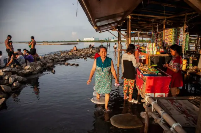 Warga menikmati liburan mereka di Pantai Marunda di pesisir utara Jakarta, Indonesia, pada 23 April 2024.
