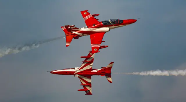 دو هواپیمای جنگی سرخ رنگ در آسمان نیل گون دوبی