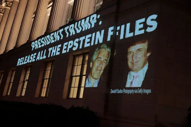 Hình ảnh của Tổng thống Mỹ Donald Trump và ông Jeffrey Epstein, cùng với dòng chữ Tổng thống Trump: Hãy công bố tất cả hồ sơ Epstein, được chiếu lên trụ sở Bộ Thương mại Hoa Kỳ vào ngày 18/7/2025, tại Washington DC Hình ảnh của Tổng thống Mỹ Donald Trump và ông Jeffrey Epstein, cùng với dòng chữ Tổng thống Trump: Hãy công bố tất cả hồ sơ Epstein, được chiếu lên trụ sở Bộ Thương mại Hoa Kỳ vào ngày 18/7/2025, tại Washington DC