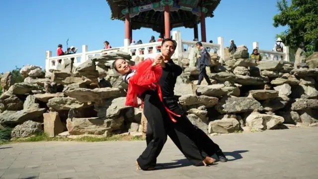 বেইজিংয়ের রিতান পার্কে নাচ শেখেন অনেকে